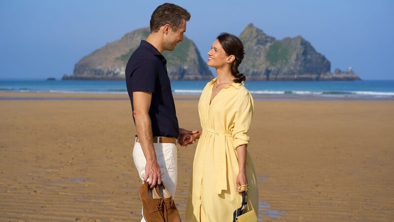 Mia Barlow (Leni Adams) freut sich für die beruflichen Erfolge von Carl Coburn (Jan-Martin Müller), wobei ihre Karriere am seidenen Faden hängt. – Bild: ZDF und Jon Ailes