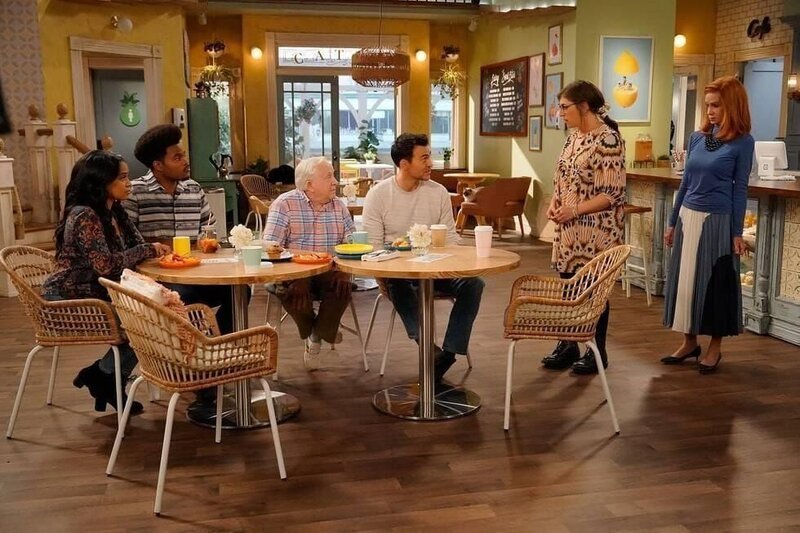 (v.l.n.r.) Randi (Kyla Pratt); Carter (Julian Gant); Phil (Leslie Jordan); Max (Cheyenne Jackson); Kat (Mayim Bialik); Sheila (Swoosie Kurtz) – Bild: Warner Bros. Entertainment Inc. & Fox Media LLC
