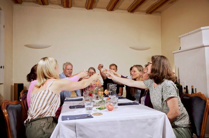 Zum „feingeistigen“ Abschluss eines gelungenen Abends stößt Familie John mit den Landfrauen noch einmal mit einem Digestif an. – Bild: SWR/​Philipp Thurmaier
