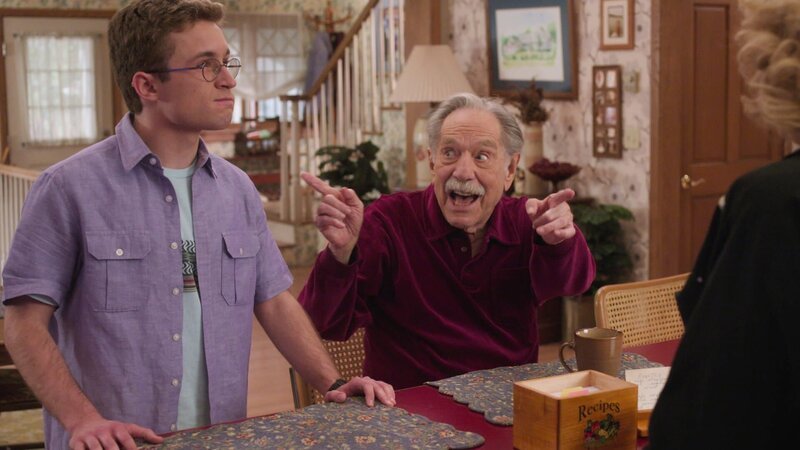 Adam Goldberg (Sean Giambrone, l.); Albert „Pops“ Solomon (George Segal, r.) – Bild: 2020, 2021 Sony Pictures Entertainment. All Rights Reserved. Lizenzbild frei