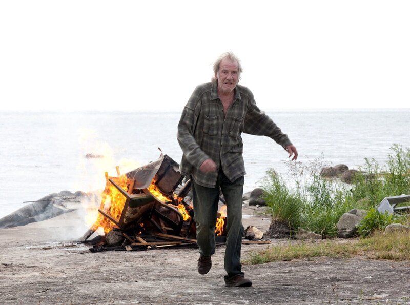 Wallanders verwirrter Vater Povel (David Warner) verbrennt in einem Anfall seine Bilder. – Bild: ARD Degeto/​Yellow Bird