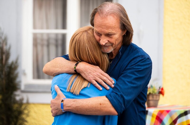Sascha (Eisi Gulp) spendet Uschi (Silke Popp) Trost. – Bild: BR/​Lena Semmelroggen