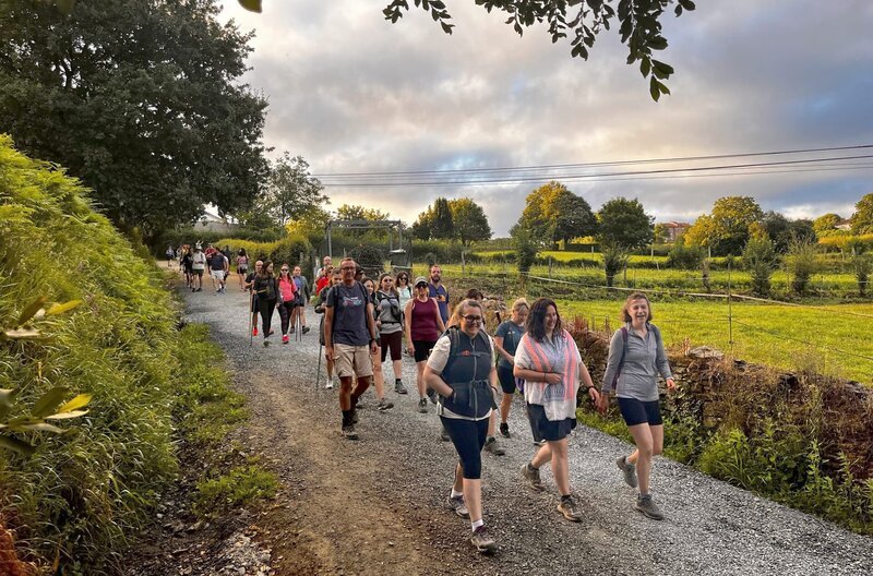 Ehemals ein stiller Pfad der Selbstfindung, heute ein Touristenmagnet: Besonders auf dem letzten Streckenabschnitt des Camino Francés laufen zahlreiche Pilger Richtung Santiago de Compostela. – Bild: Kyra Funk