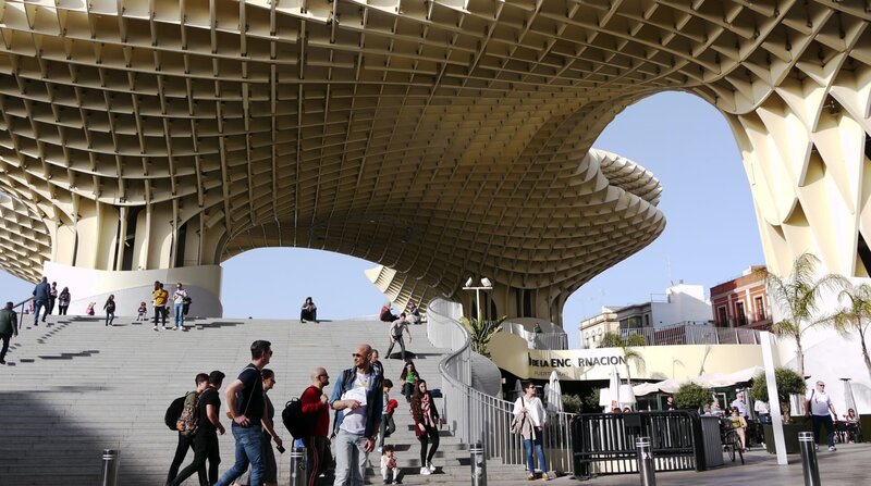 Entwurf eines deutschen Architekten: Eine futuristische Holzkonstruktion überspannt die Plaza Mayor, den Hauptplatz der andalusischen Hauptstadt Sevilla. – Bild: NDR/​planetfilm/​Claudia Rauch