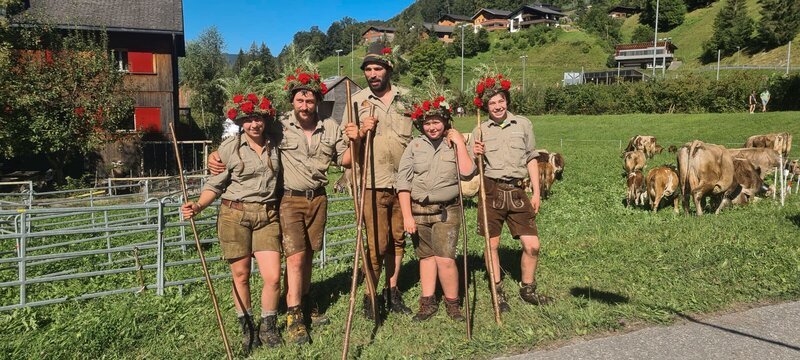 Alpmeister Florian Rüf (Mitte) und sein Team nach dem gelungenen Alpabtrieb – Bild: ServusTV /​ DMG Film