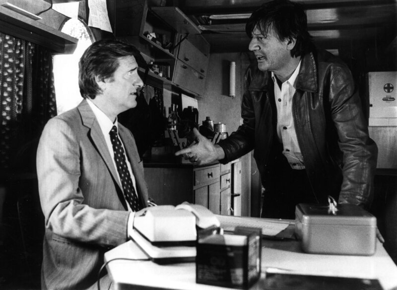 Josef Haslbeck (Helmut Fischer, links) hat einen Job beim Gebrauchtwagenhändler Schorschi Gruber (Hans Brenner), den er im Krankenhaus kennenglernt hat, angenommen. Dieser ist mit ihm aber gar nicht zufrieden. – Bild: BR