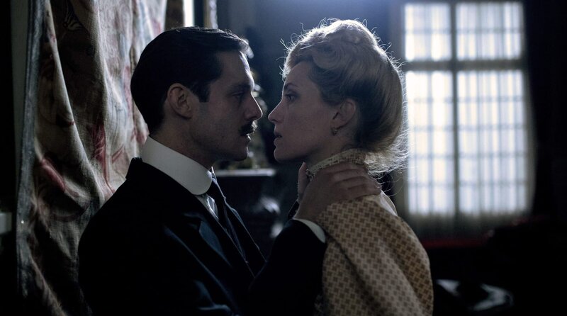 Gabriel Sabran (Christophe Montenez) und Meg Steinheil (Evelyne Brochu) – Bild: WDR/​2020 CANAL+/​Création Originale/​Studiocanal GmbH