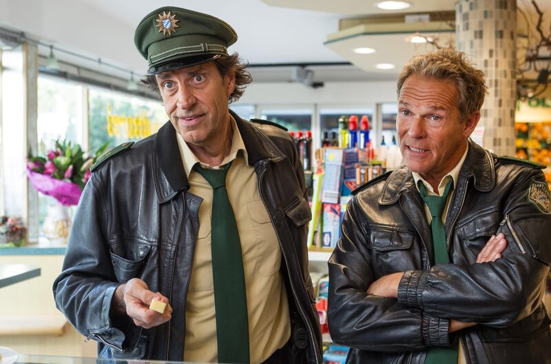 Hubert (Christian Tramitz, r.) und Staller (Helmfried von Lüttichau, l.) beraten sich in Barbaras Laden. – Bild: ARD/​TMG/​Chris Hirschhäuser