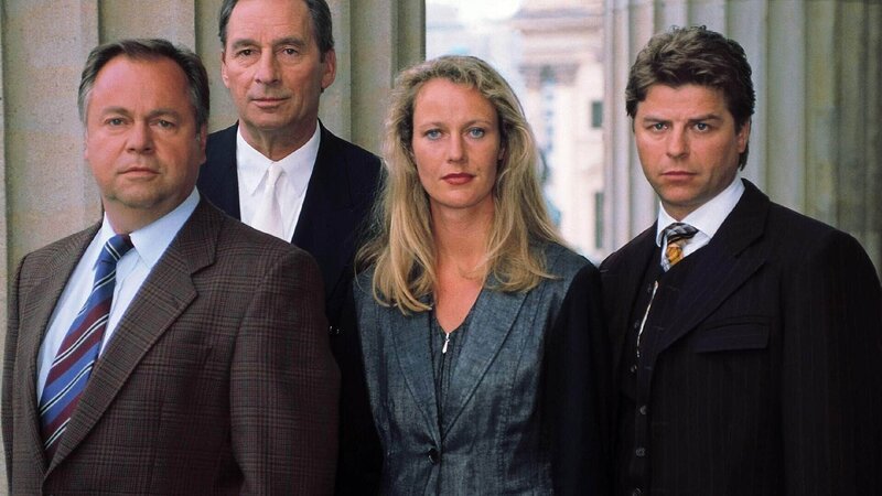 v.li.: Kriminalhauptkommissar Stefan Kehler (Wolfgang Bathke), Oberstaatsanwalt Dr. Gerhart Lotze (Henry van Lyck), Staatsanwältin Charlotte Glaser (Britta Schmeling), Kriminalkommissar Peter Wolniak (Uwe Fellensiek) – Bild: RTL /​ Rolf Baumgartner