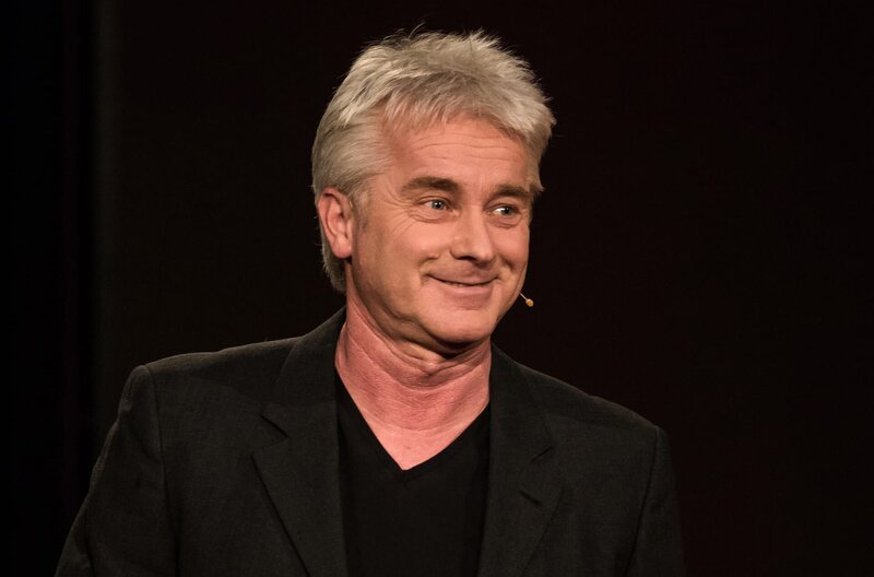 Werner Schmidbauer führt als Moderator durch die Jubiläumssendung von „radioSpitzen live vor Ort“ im Alten Speicher in Ebersberg. Weiteres Bildmaterial finden Sie unter www.br-foto.de. – Bild: BR/​Fabian Stoffers