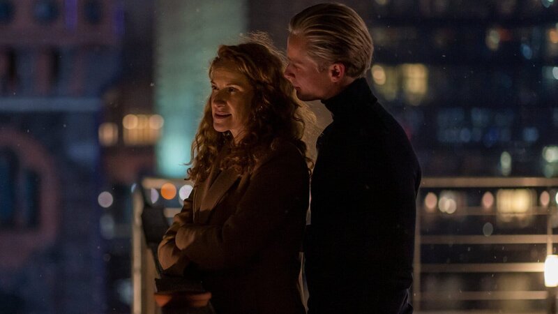 Für Produktdesignerin Julia Melzer (Chiara Schoras) ist ihr Kollege Tristan Siebert (Roman Schomburg) nur eine Affäre. – Bild: ZDF