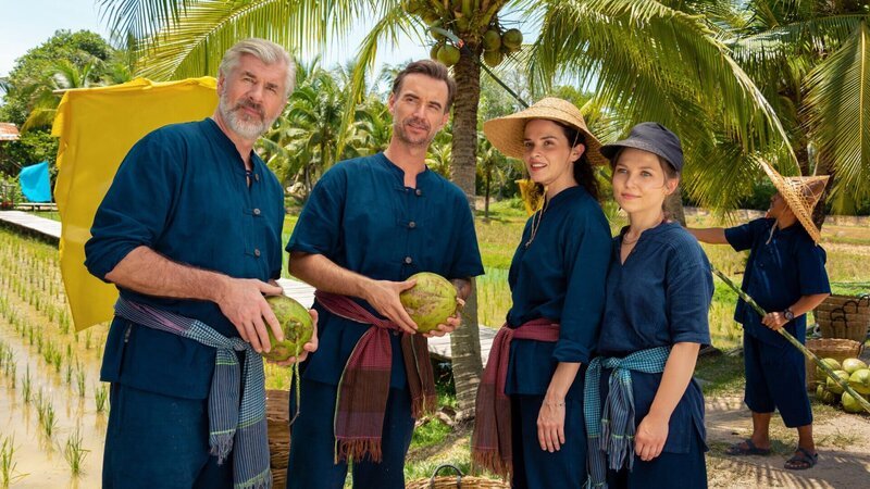 Auf der Suche nach einer neuen Challenge treffen Max Parger (Florian Silbereisen, 2. v. l.) und Martin Grimm (Daniel Morgenroth, l.) auf Annika Ehler (Maxine Kazis, 2. v. r.) und Melly Sturm (Marija Mauer, r.). – Bild: ZDF
