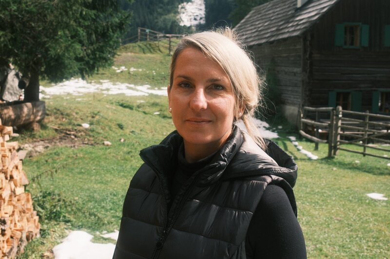 Porträt von Protagonistin Petra Schuster während Servus TV’s „Wirthausgschichtn aus dem Gesäuse“ vor der Kölblalm-Hütte in Johnsbach am 17. September 2024 – Bild: ServusTV /​ Südkino /​ Rafael Loerwald