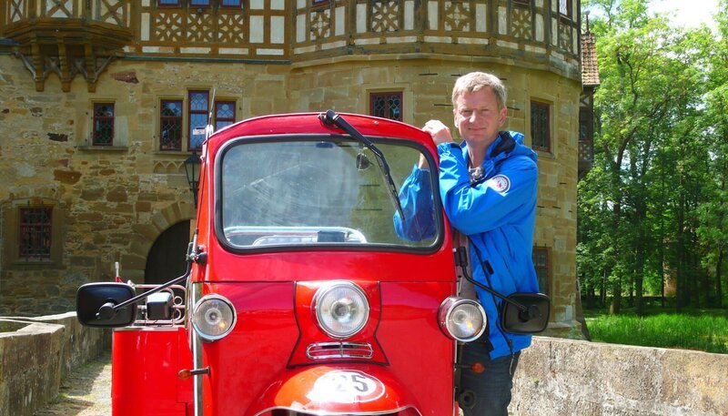 Michael Kessler besichtigt die Wasserburg in Irmelshausen. – Bild: rbb/​Stefan Wieduwilt