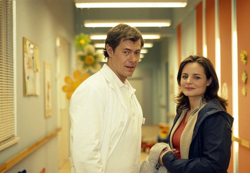 Susanne (Elisabeth Lanz) bedankt sich bei Christoph (Sven Martinek), der ihren Sohn Jonas nach dessen Sturz vom Fahrrad behandelt hat, für seine schnelle Hilfe. – Bild: Christa Köfer