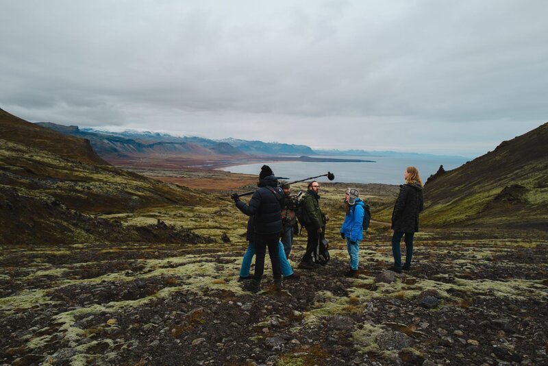 Alice Merton mit dem isländischen Musiker Daði Freyr und dem Drehteam in der atemberaubenden Landschaft in Island. – Bild: ZDF und Korbinian Maier