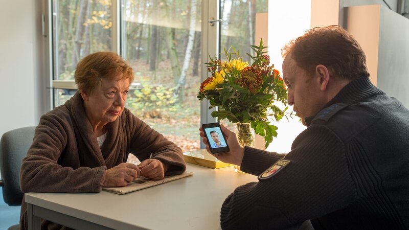 Timmermann verfolgt eine heiße Spur: Sybille Fürstenberg (Dagmar Laurens) ist von Pollmer betrogen worden. Das hat sie so aufgeregt, dass sie ins Krankenhaus gekommen ist. Außerdem weiß sie von einem weiteren Betrugsopfer, das sich in Folge von Pollmers Tat das Leben genommen hat. Kai Timmermann (Mathias Junge) ermittelt. – Bild: ZDF