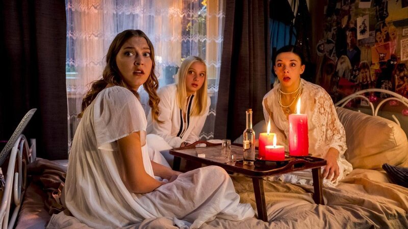 Leah (Charlotte Krause, l.) und ihre Freundinnen Amelie (Linda Rohrer, M.) und Fional (Penelope Scheffel) wollen bei einer Séance Geister beschwören. – Bild: RTL /​ Gordon Muehle