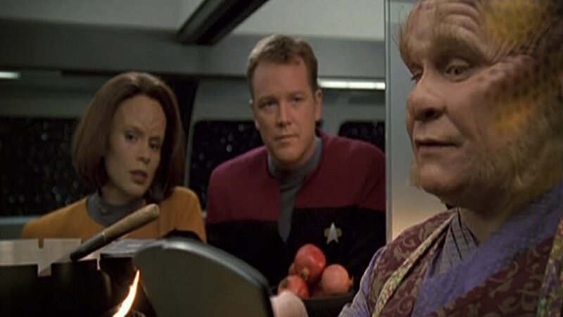 B’Elanna Torres (Roxann Dawson, l.), Lt. Tom Paris (Robert Duncan McNeill, m.) und Neelix (Ethan Phillips, r.) – Bild: Tele 5