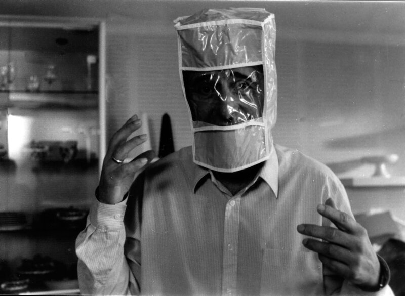 Josef Haslbeck (Helmut Fischer) findet immer mehr Gefallen an dem Verkauf nutzloser Gegenstände. Das stößt aber auf keine Gegenliebe – vor allem seiner Freundin Ilse platzt bald der Kragen. – Bild: BR