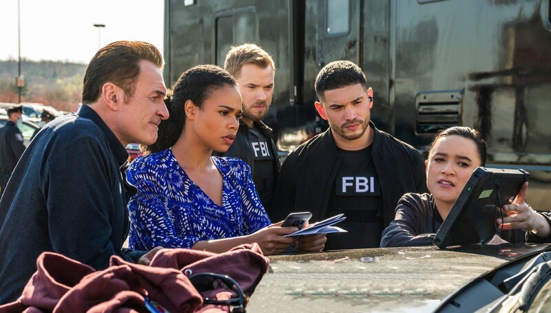 (v.l.n.r.) Jess LaCroix (Julian McMahon); Sheryll Barnes (Roxy Sternberg); Kenny Crosby (Kellan Lutz); Ivan Ortiz (Miguel Gomez); Hana Gibson (Keisha Castle-Hughes) – Bild: CBS Broadcasting Inc.
