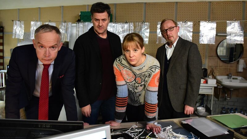 Helmut Zangel (Christoph Süß, l.), Harald Neuhauser (Marcus Mittermeier, 2. v. l. ), Angelika Flierl (Bernadette Heerwagen, 2.v.r.) und Ludwig Schaller (Alexander Held, r.) schauen sich gemeinsam ein Foto der Frau an, nach der gefahndet wird. Zangel erkennt die Frau als eine Angestellte seines Lieblingsitalieners wieder. – Bild: ZDF