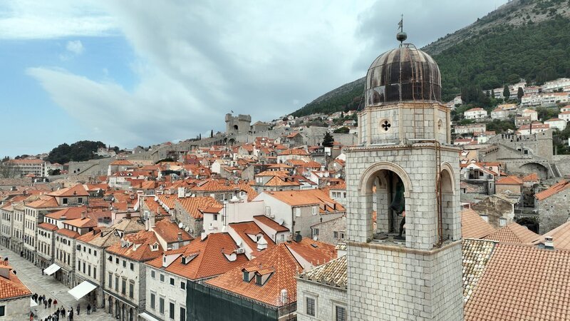 Dubrovnik; Stadtmauer mit Festungsturm. – Bild: 3sat