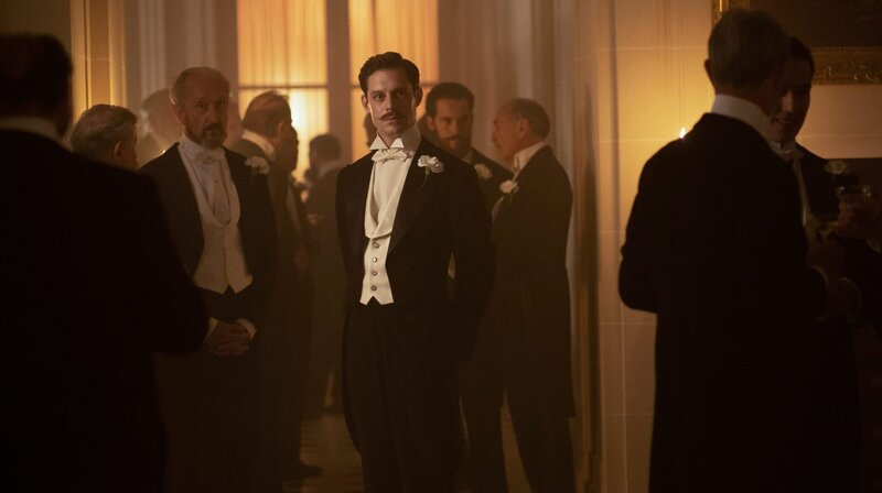 Gabriel Sabran (Christophe Montenez) – Bild: WDR/​2020 CANAL+/​Création Originale/​Studiocanal GmbH