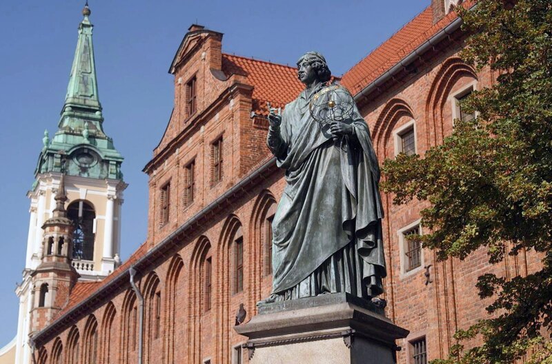 Der Astronom Nikolaus Kopernikus untersuchte die Bewegungen der Himmelskörper, stellte das von der Kirche diktierte Weltbild infrage und gilt als Vorreiter der vernunftbasierten Forschung. – Bild: Elephant Doc