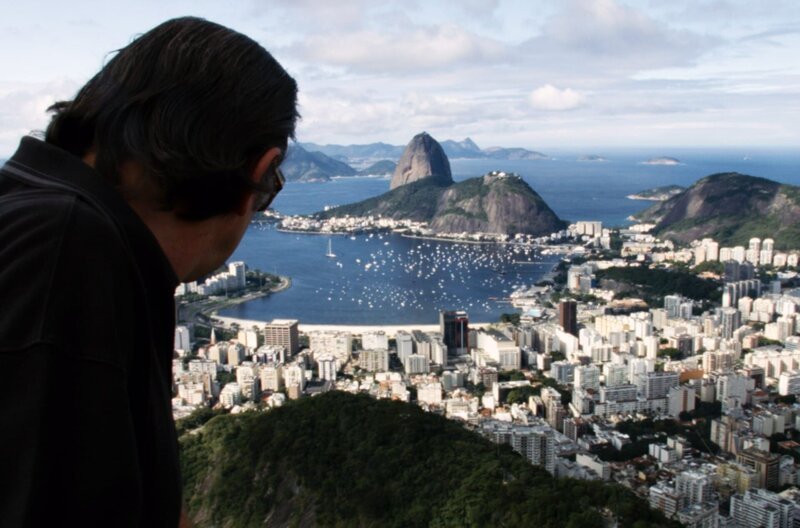 Ferdi (Gerd Dahlheimer) ist in Rio de Janeiro auf der Suche nach seinem Bruder Rudi Varda. – Bild: Olaf Hirschberg/​Corso Film