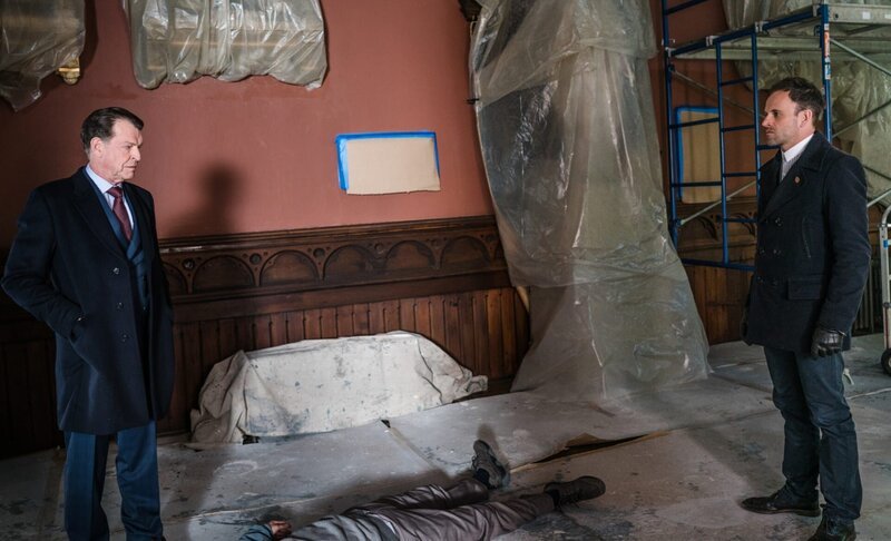 Morland Holmes (John Noble) glaubt, dass der Mann, der die Bombe in seinem Büro deponierte, auch seinen Sohn Sherlock (Jonny Lee Miller) töten wollte und bietet ihm seine Hilfe an. – Bild: CBS Broadcasting Inc.