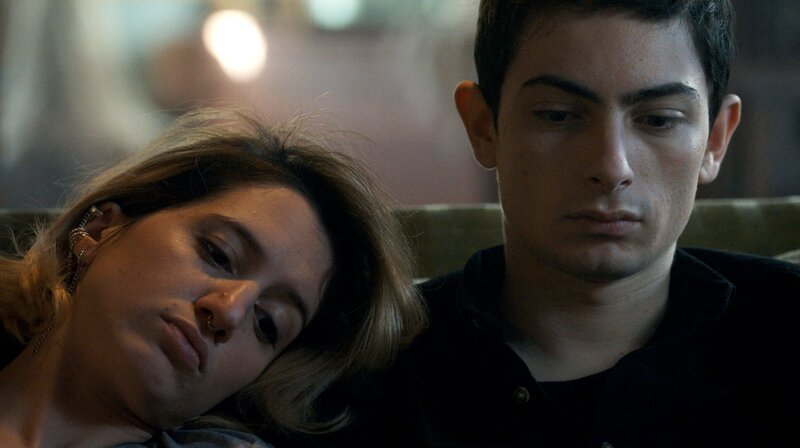 Charlie (Aloïse Sauvage, links) erzählt Lux (Théo Fernandez) von ihrer Vergangenheit. – Bild: WDR/​SILEX FILMS – PICTANOVO