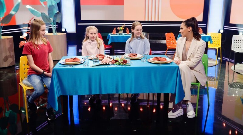 Die drei Schwestern Pauline, Katharina und Maria erzählen Esther Sedlaczek (r) wie sie auf ihre Frage zum „Tischdecken-Trick gekommen sind. – Bild: WDR/​Dirk Borm