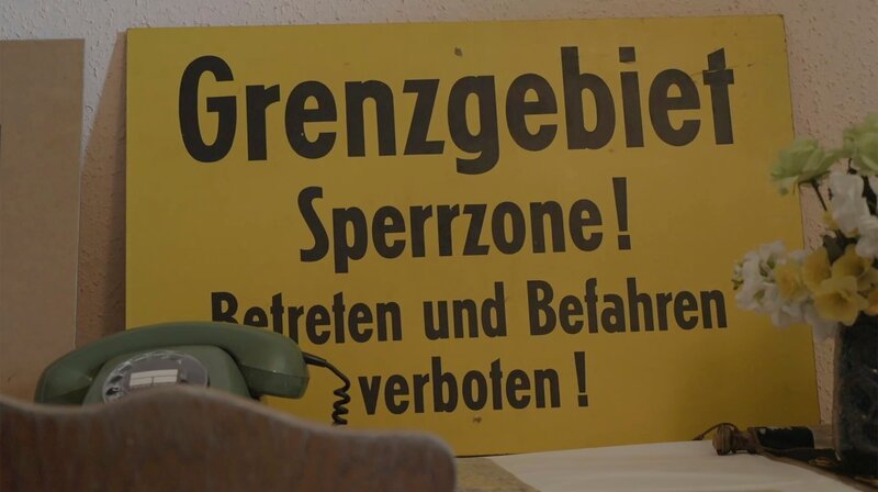 Im kleinen Heimatmuseum Poppenhausen sind die Auswüchse des Grenzregimes ausgestellt. – Bild: BR/​Pascal Hoffmann