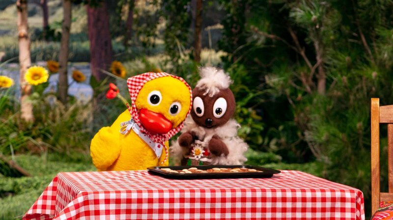Schnatterinchen spielt die Hexe und Pitti Hänsel. – Bild: rbb/​Christian Merten