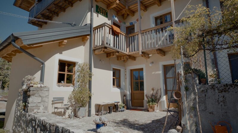 Der Weiler Drentus – Wohnort von Kaspar Nickles & Marina Tolazzi, Dordolla, Friaul, Italien – Bild: ServusTV /​ Querschuss Film