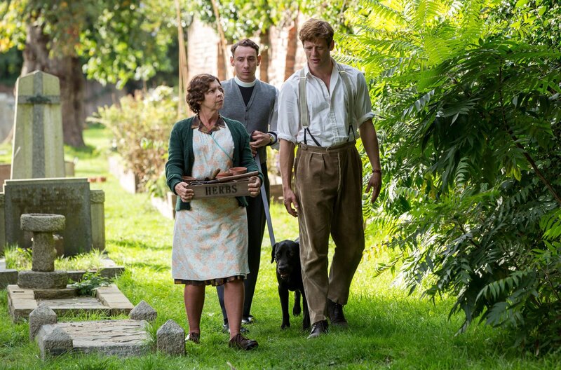 v.l. Mrs. Maguire (Tessa Peake-Jones), Leonard Finch (Al Weaver) und Sidney Chambers (James Norton) – Bild: WDR/​ITV