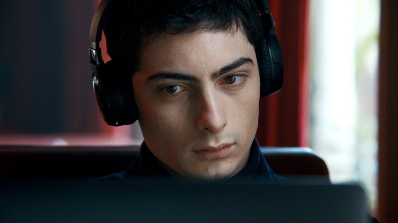 Lux (Théo Fernandez) verfällt wieder seinen alten Gewohnheiten. – Bild: WDR/​SILEX FILMS – PICTANOVO