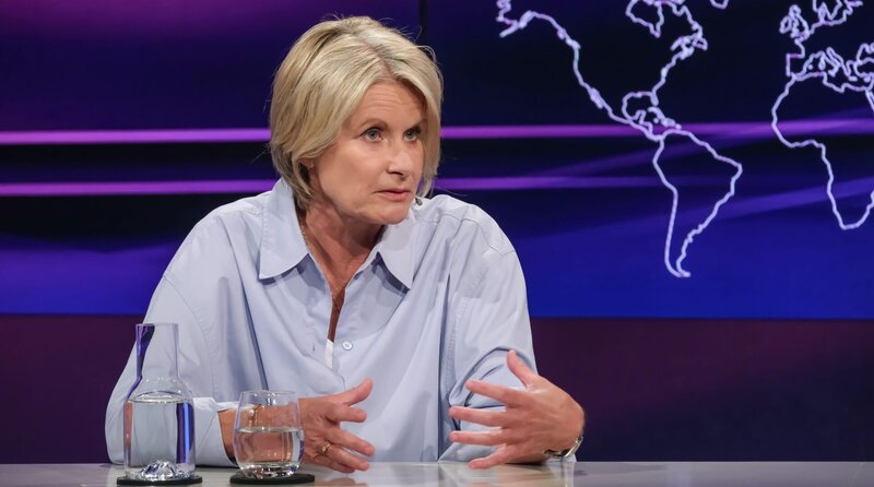 Zu Gast bei Moderatorin Sandra Maischberger: Susanne Gaschke (Autorin der Neuen Zürcher Zeitung). – Bild: WDR/​Oliver Ziebe
