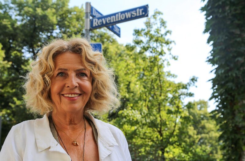 Michaela May auf den Spuren von Franziska Gräfin zu Reventlow. – Bild: BR