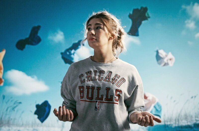 Ronja von Rönne steht im Kleiderregen vor der Qual der Wahl. – Bild: weltrecorder