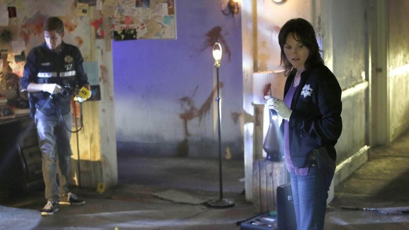 Greg (Eric Szmanda) und Sara (Jorja Fox) werden zu einem Tatort gerufen und finden heraus, dass das Opfer an einer Viruserkrankung litt. – Bild: TVNOW /​ CBS