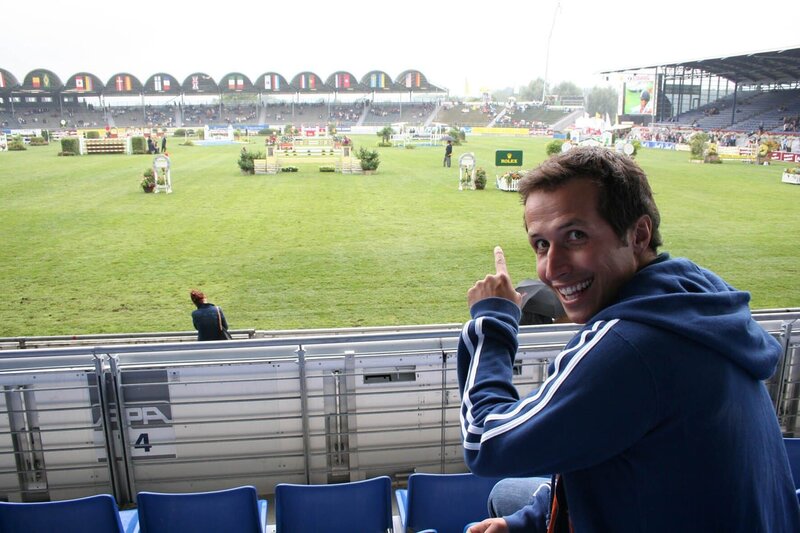 Jedes Jahr findet in Aachen eines der größten Reitturniere der Welt statt, das CHIO. Auf dem Programm stehen: Springreiten, Dressur- und Fahrprüfungen. Um zu sehen, was die weltbesten Reiter und Pferde drauf haben, kommen um die 250.000 Menschen hierher. Einer von ihnen ist Willi. – Bild: BR/​megaherz