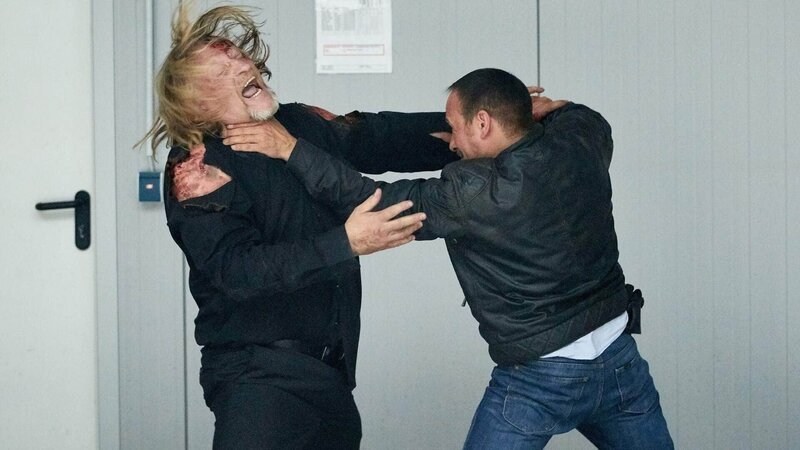 Bevor Semir (Erdogan Atalay, r.) Finn retten kann, taucht Weiss (Frank Kessler) plötzlich wieder auf und greift ihn an … – Bild: MG RTL D /​ Guido Engels