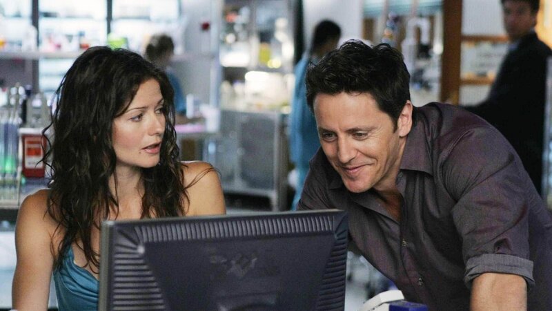 Jordan (Jill Hennessy) und Journalist J.D. Pollack (Charles Mesure) kommen sich bei den Ermittlungen näher.  Die Verwendung des sendungsbezogenen Materials ist nur mit dem Hinweis und Verlinkung auf TVNOW gestattet. – Bild: RTL /​ NBC Universal