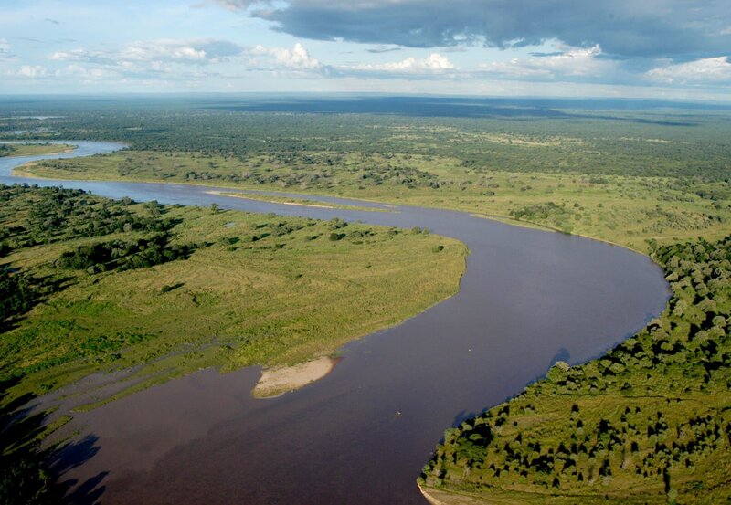 Der Luangwa-Fluss in Sambia: Leben spendende Wasserquelle für viele Tiere. – Bild: Aquavision TV Produtions/​BR/​NDR/​NDR Naturfilm/​Peter Lamberti