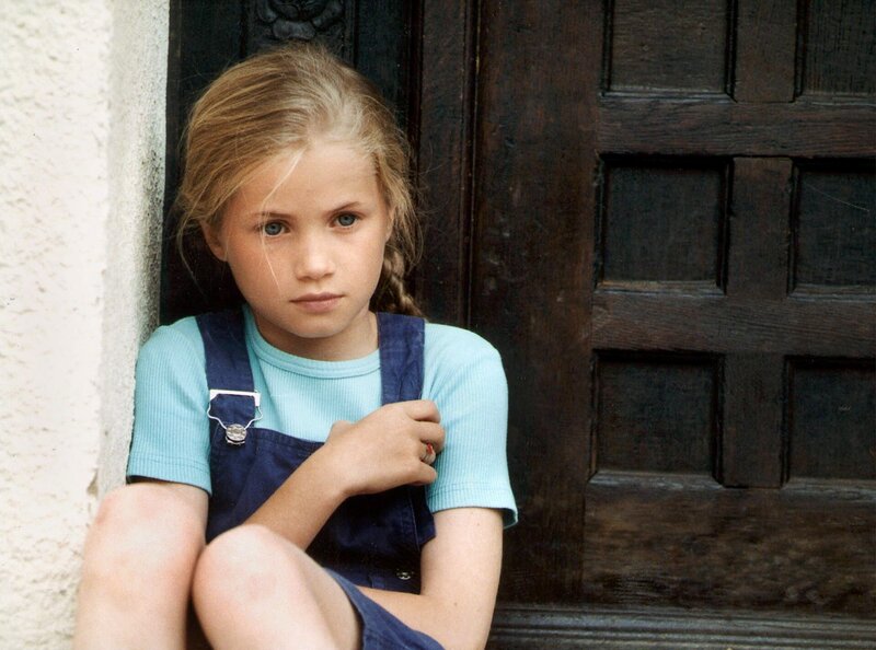 Franzi Moers (Cornelia Groeschel) vor ihrem Elternhaus. – Bild: MDR