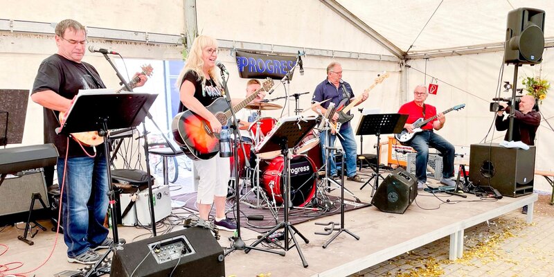 Die Band „Progress“ gibt es seit fast 50 Jahren. Die Gründungsmitglieder treten noch heute gemeinsam auf. – Bild: MDR/​Tino Wiemeier