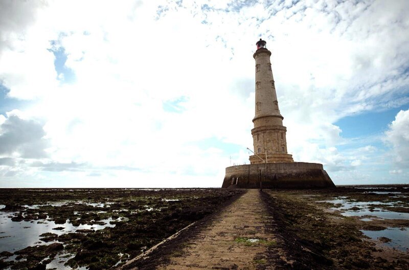 Der Leuchtturm von Cordouan trotzt seit mehr als 400 Jahren den Wellen und beherbergt ein technologisches Wunder. – Bild: Elephant Doc