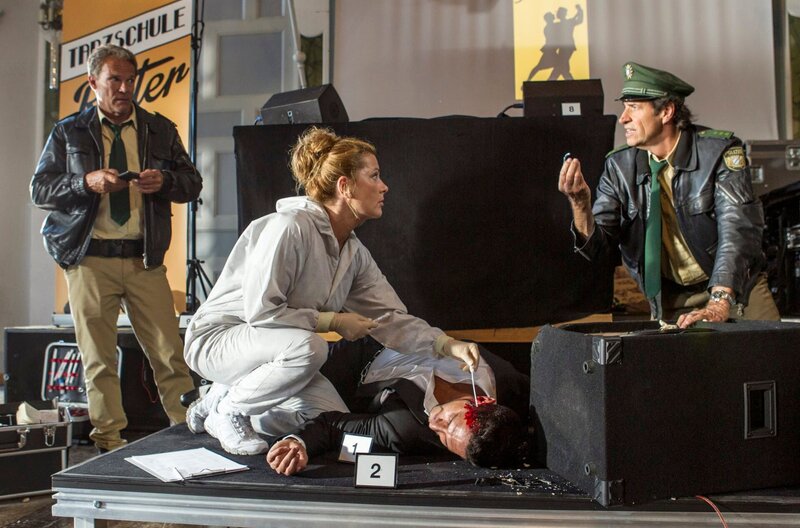 Tanzschulbesitzer Paolo Ritter wurde von einem Deckenlautsprecher erschlagen. Anja Licht, Hubert und Staller sichern die Spuren am Tatort. – Bild: ARD/​TMG/​Chris Hirschhäuser